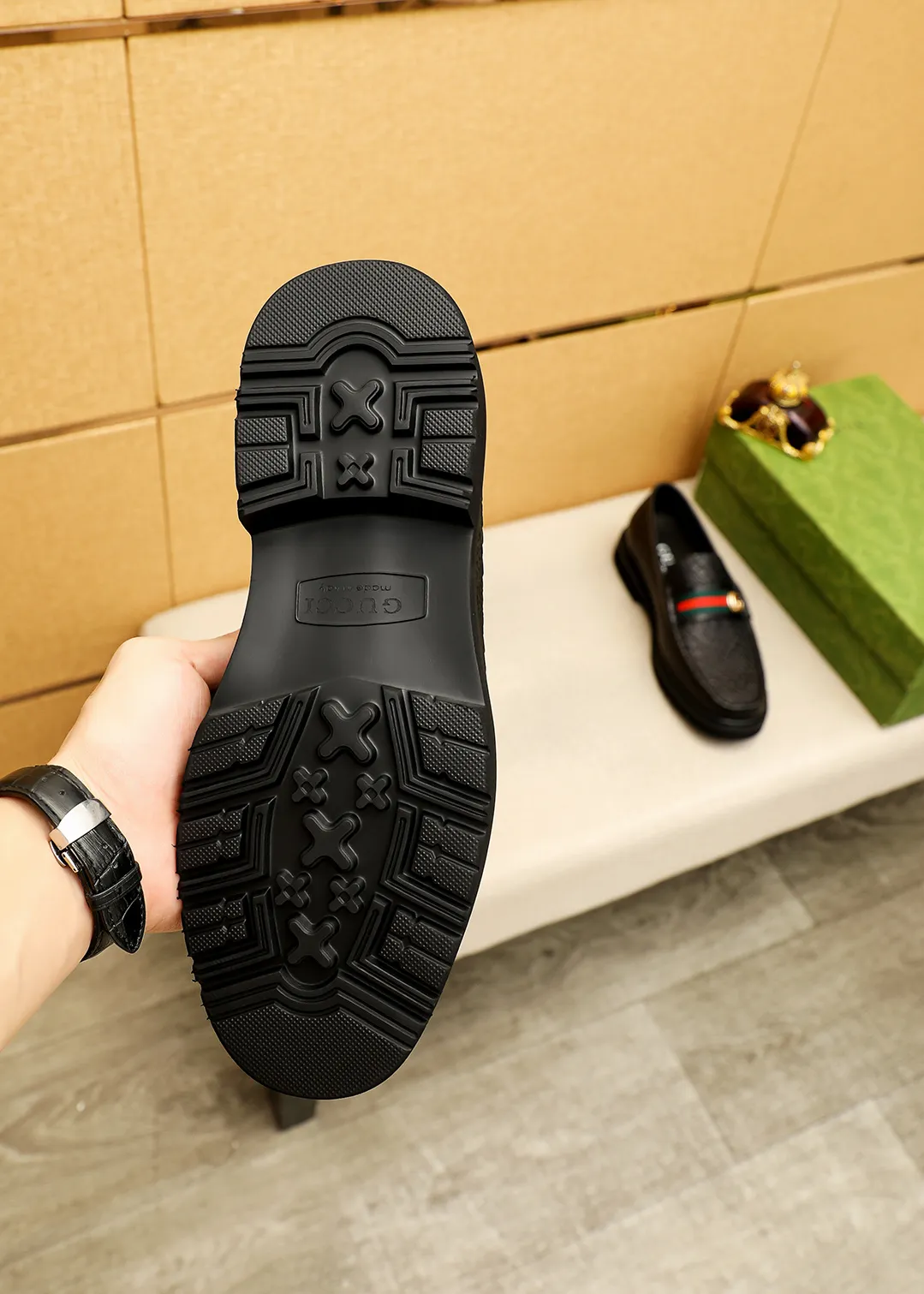 Men's shoes 💰520 💐 Product trademark: GUCCI "Gucci" casual leather shoes Regular size: 38-44 (45.46🉑️customized) Product materials: Selected imported first-layer calfskin embossed upper + classic hardware buckle, imported water-dyed cow leather lining. Strong three-dimensional visual effect, original outsole color: 1⃣️color optional
